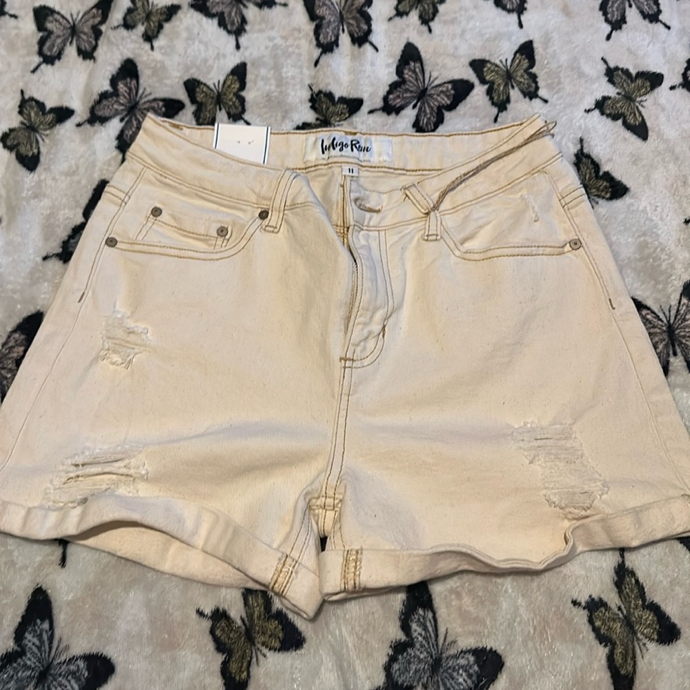 Khaki shorts 🩳 🩷